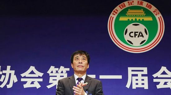 透过此种方式来看《霸》片，我们可以说程蝶衣早年的训练过程，是以一种怀旧、回忆传统文化艺术的训练过程及其机制，并用此种怀旧的方式来激起观众与消费者对于传统文化与社区意识的重新了解，如此不但加强了民族文化想像的精神层面，并投射出来中华文化的本土色彩(docalcolors)。